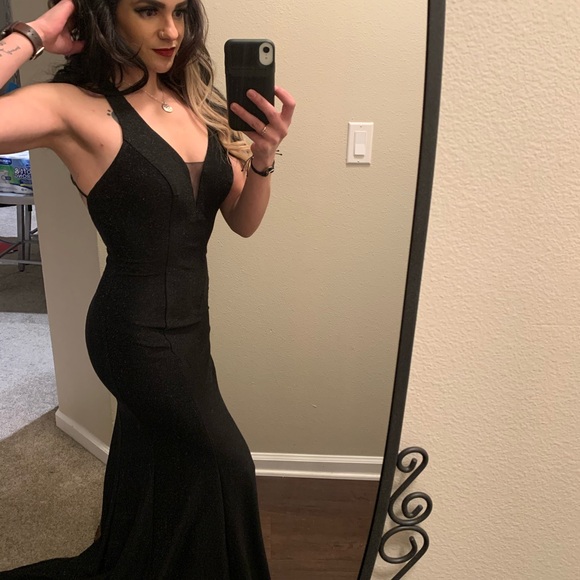 Beautiful floor length gown for any black tie occasion - Picture 1 of 5